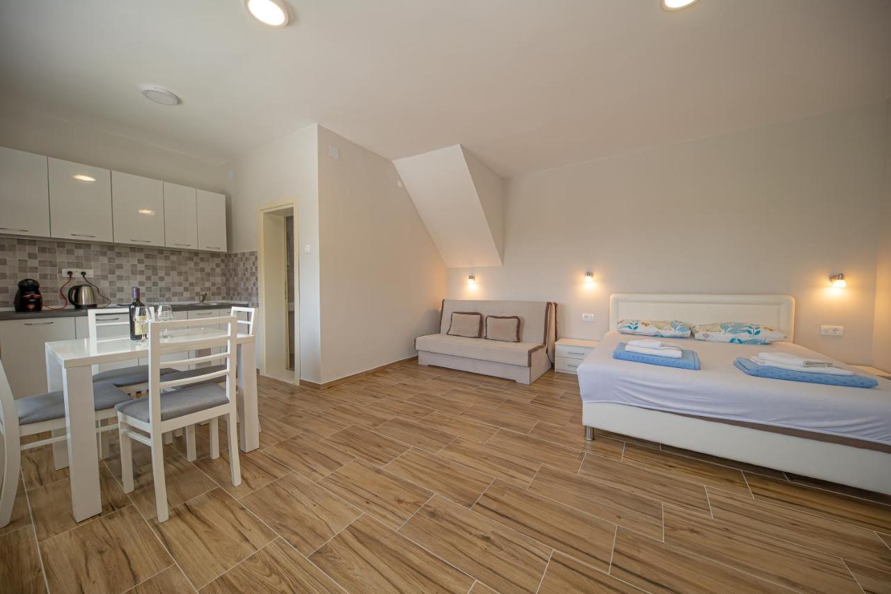 Apartments Vjera Petrovac ภายนอก รูปภาพ